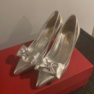 Valentino silver pumps with detachable bow
